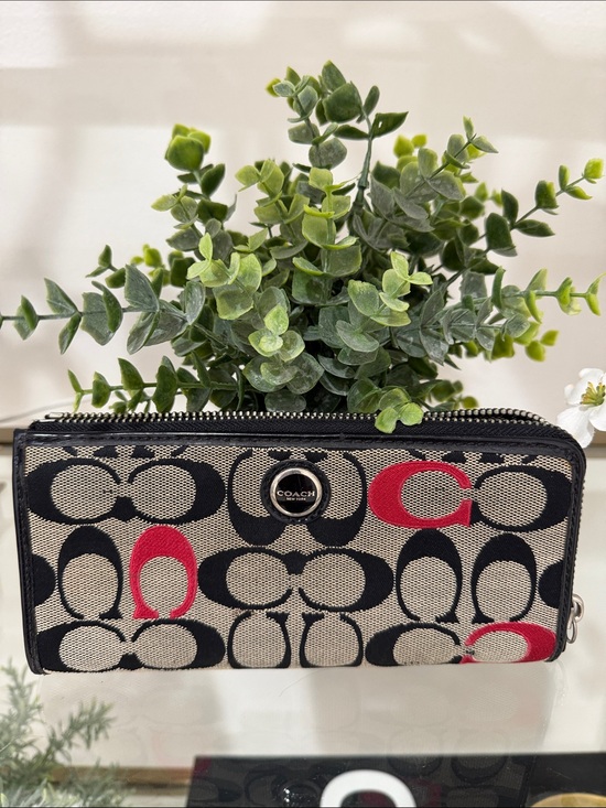 Coach Handbags - 💫Flash Sale💫Coach Signature Zip Wallet in Black
